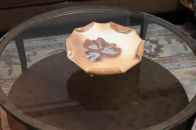 Folded-rim dish. Footed dish with a folded rim and a leaf-shaped resist.