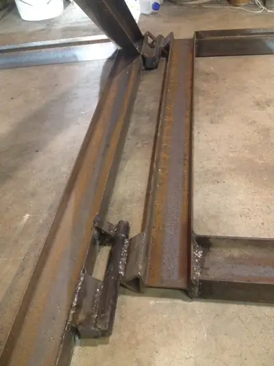 Pivot detail. Welded pivot brackets on the frame.
